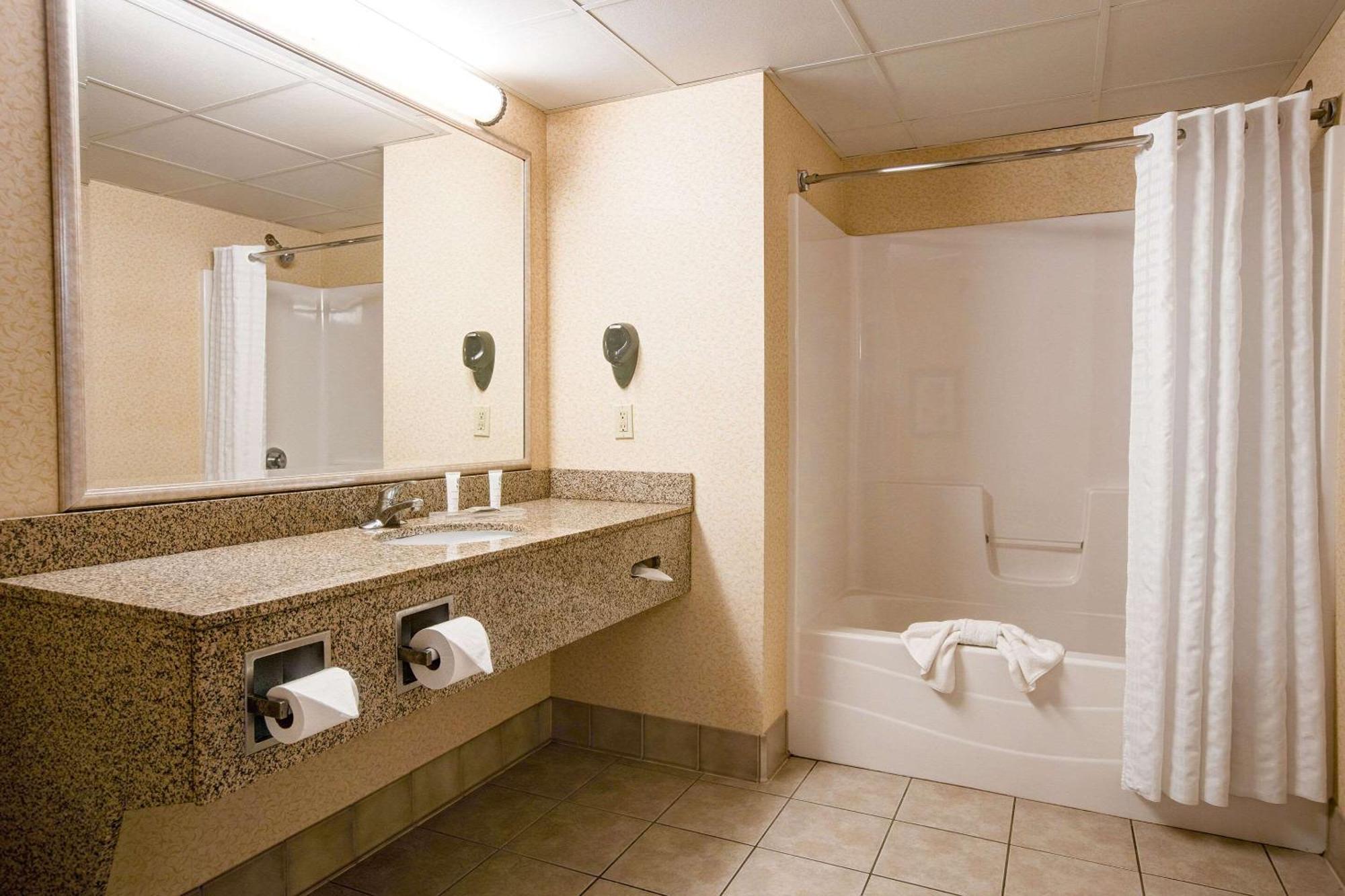Comfort Inn & Suites St Paul Northeast Vadnais Heights Bagian luar foto